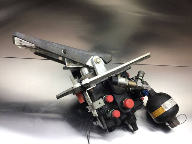 Liebherr L524 / L528 / L538 / L542 - Pedal: picture 3 Liebherr L524 / L528 / L538 / L542 - Pedal: picture 3