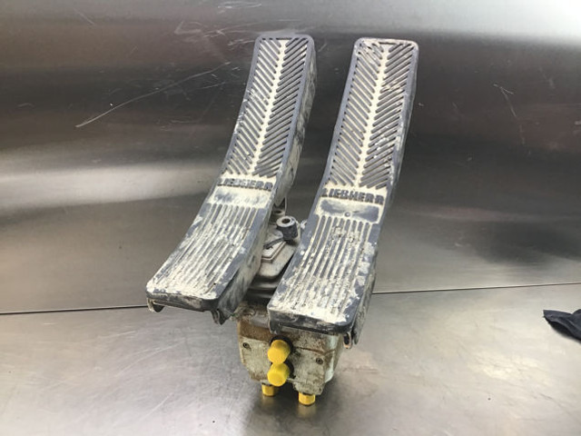 Liebherr Pilot Control Unit - Pedal: picture 1 Liebherr Pilot Control Unit - Pedal: picture 1