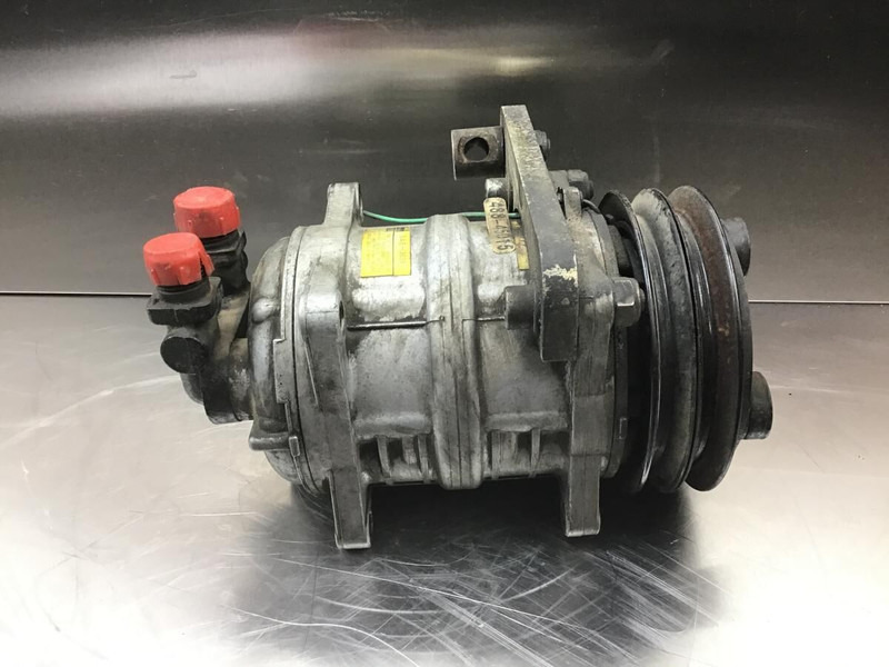 Liebherr R900 Li / A316 Li / A314 Li / A312 Li / A309 Li / A310 - A/C compressor: picture 2 Liebherr R900 Li / A316 Li / A314 Li / A312 Li / A309 Li / A310 - A/C compressor: picture 2