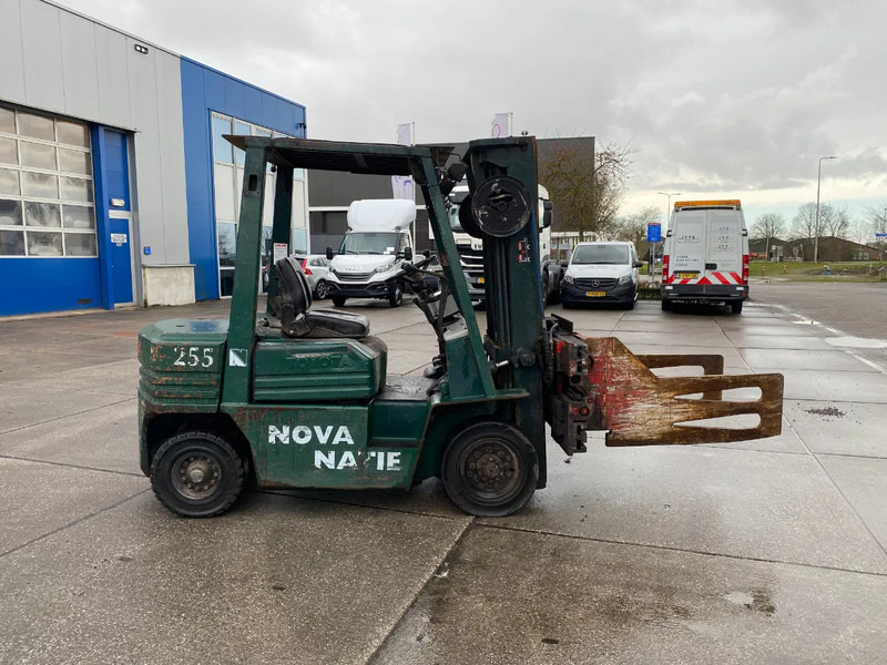 Toyota 02 5FDF 25 / Triplex Mast / Paper Clamp - Diesel forklift: picture 4 Toyota 02 5FDF 25 / Triplex Mast / Paper Clamp - Diesel forklift: picture 4