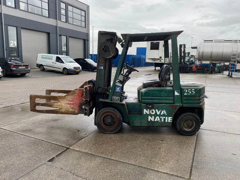 Toyota 02 5FDF 25 / Triplex Mast / Paper Clamp - Diesel forklift: picture 3 Toyota 02 5FDF 25 / Triplex Mast / Paper Clamp - Diesel forklift: picture 3