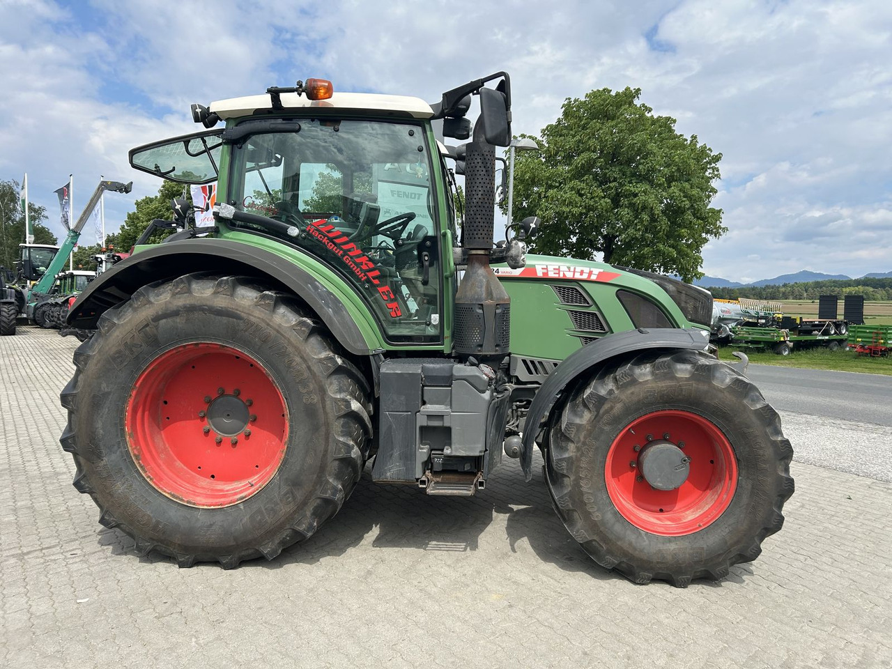 Fendt 724 Vario - Farm tractor: picture 2 Fendt 724 Vario - Farm tractor: picture 2