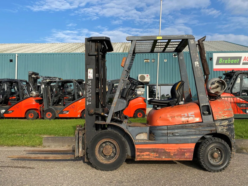 Toyota 42-6FGF25 - LPG forklift: picture 2 Toyota 42-6FGF25 - LPG forklift: picture 2