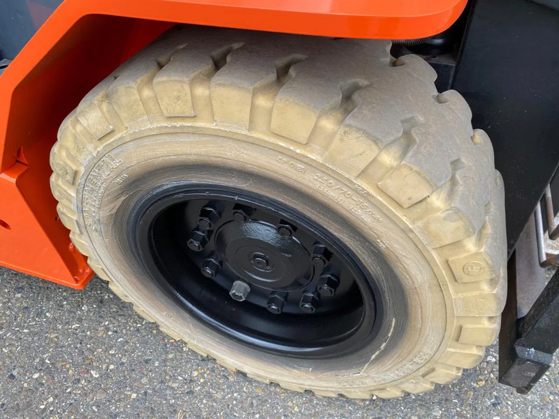 Electric forklift Toyota 8FBMT40: picture 6