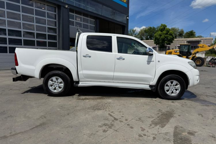 Toyota Hilux 3.0D 4WD - Van: picture 4 Toyota Hilux 3.0D 4WD - Van: picture 4