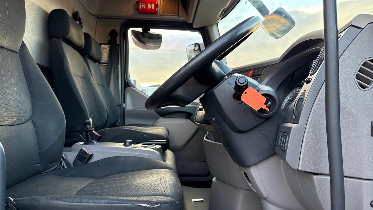 DAF LF 180 - Curtainsider truck: picture 5 DAF LF 180 - Curtainsider truck: picture 5