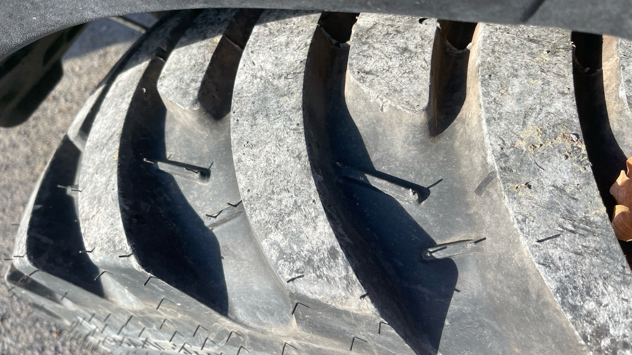 Farm tractor JOHN DEERE 2038R: picture 16