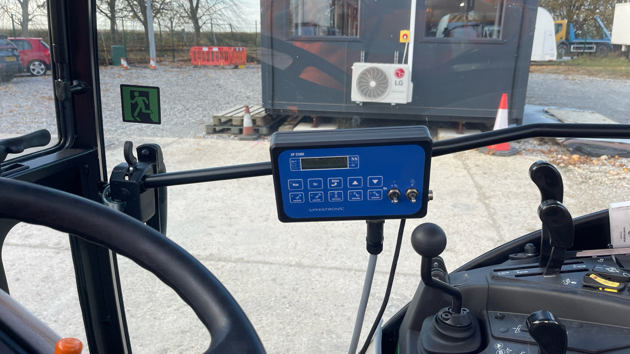 Farm tractor JOHN DEERE 2038R: picture 8