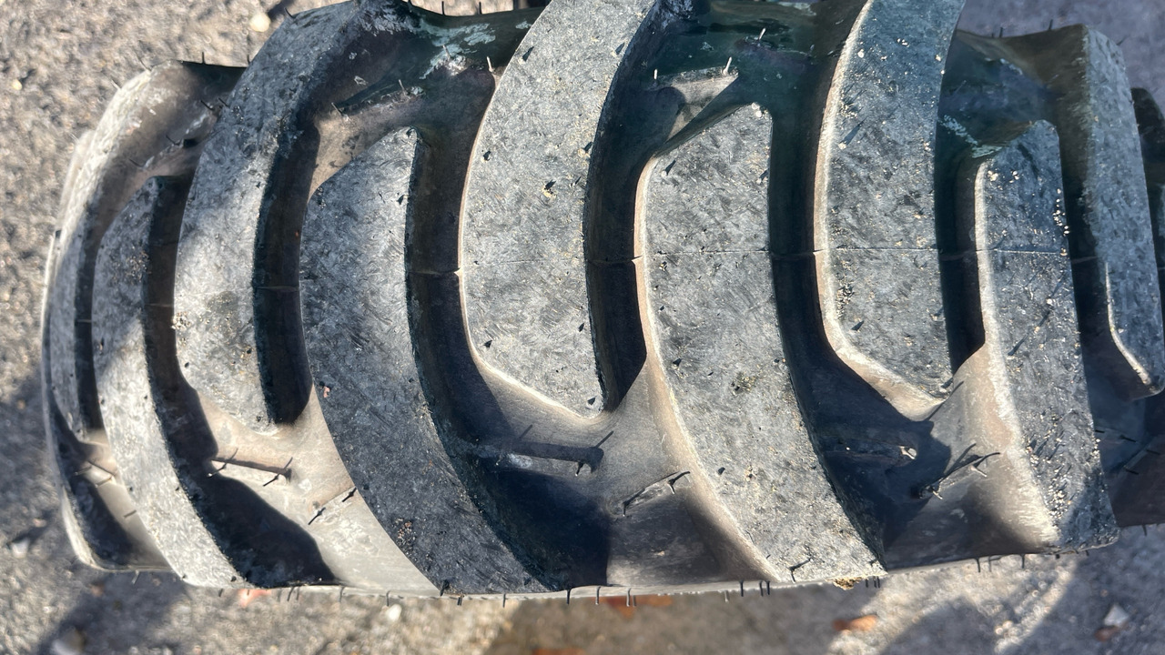 Farm tractor JOHN DEERE 2038R: picture 17