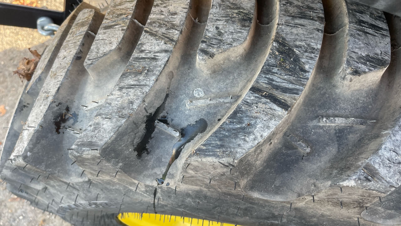 Farm tractor JOHN DEERE 2038R: picture 15