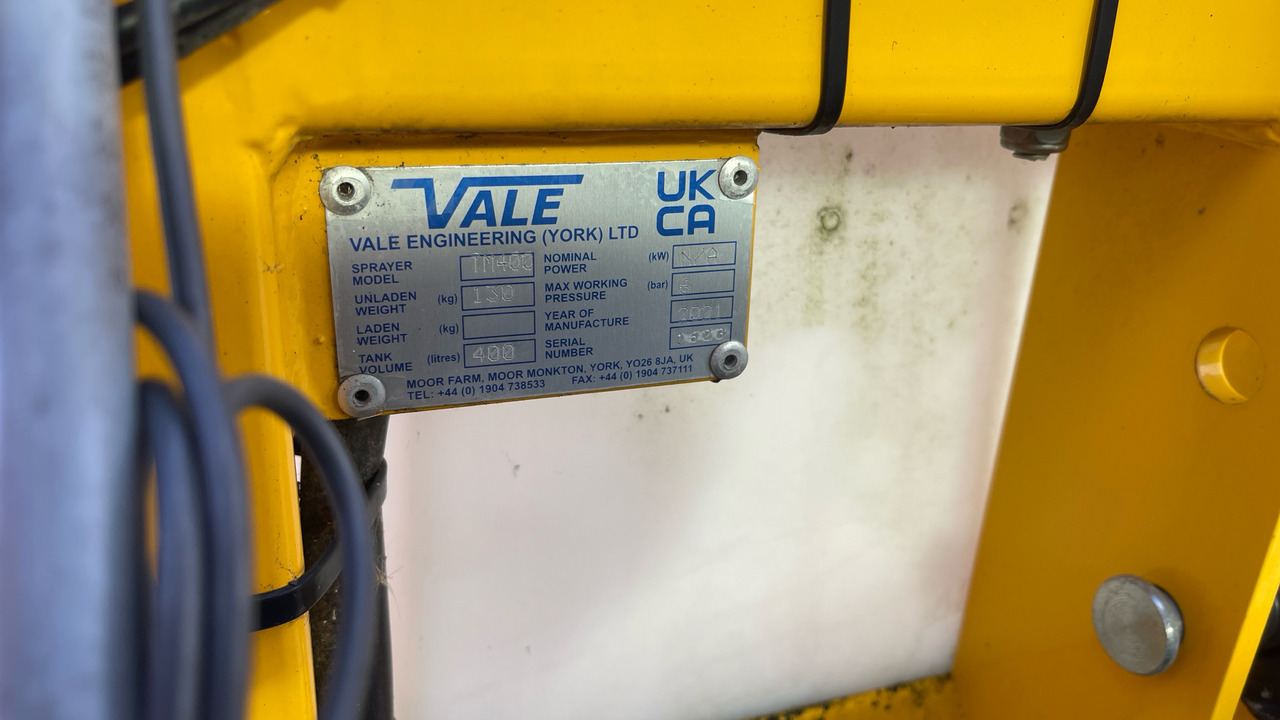 Farm tractor JOHN DEERE 2038R: picture 11