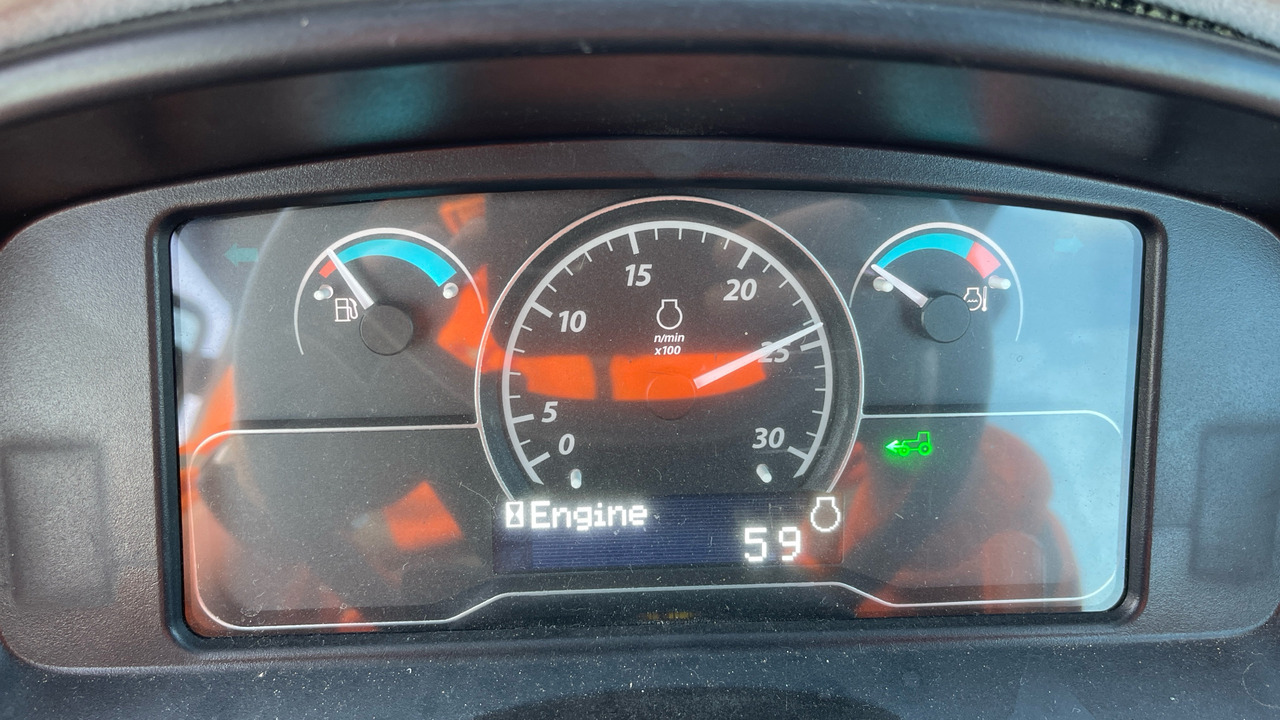 Farm tractor JOHN DEERE 2038R: picture 6