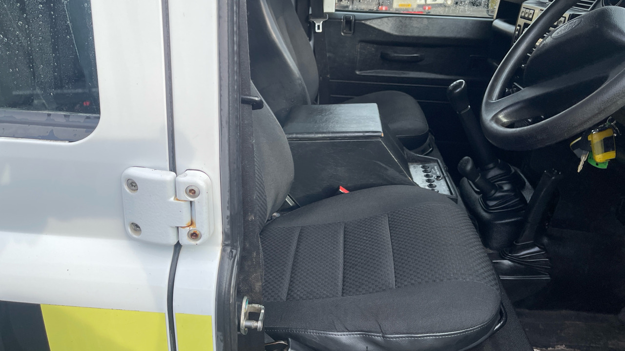 Land Rover Defender 110 2.2 TDCi - Car: picture 5 Land Rover Defender 110 2.2 TDCi - Car: picture 5