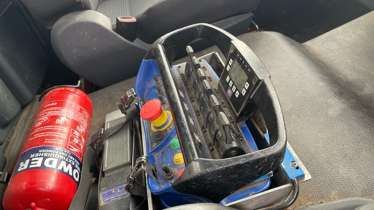 Dropside/ Flatbed truck, Crane truck Man TGM 18.250: picture 17