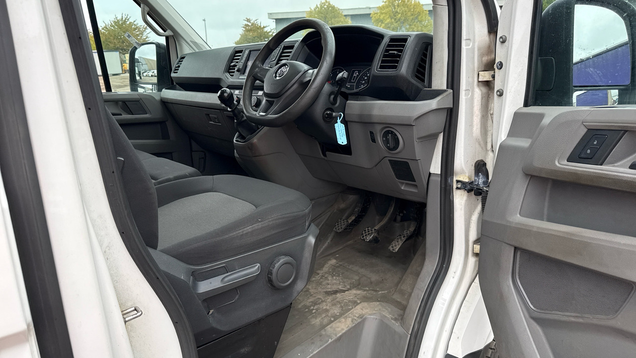 VOLKSWAGEN CRAFTER CR35 2.0 TDI 140PS - Flatbed van: picture 5 VOLKSWAGEN CRAFTER CR35 2.0 TDI 140PS - Flatbed van: picture 5