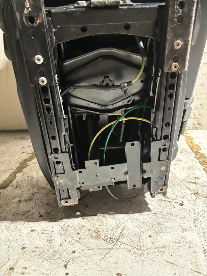 Mercedes-Benz Atego 2 Beifahrersitz mit Luft - Seat for Truck: picture 5 Mercedes-Benz Atego 2 Beifahrersitz mit Luft - Seat for Truck: picture 5