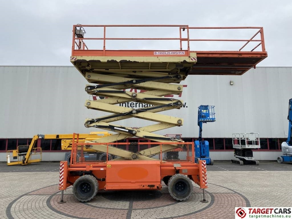 Holland Lift B195DL-25 Diesel 4x4 Scissor Work Lift 2150cm - Scissor lift: picture 5 Holland Lift B195DL-25 Diesel 4x4 Scissor Work Lift 2150cm - Scissor lift: picture 5