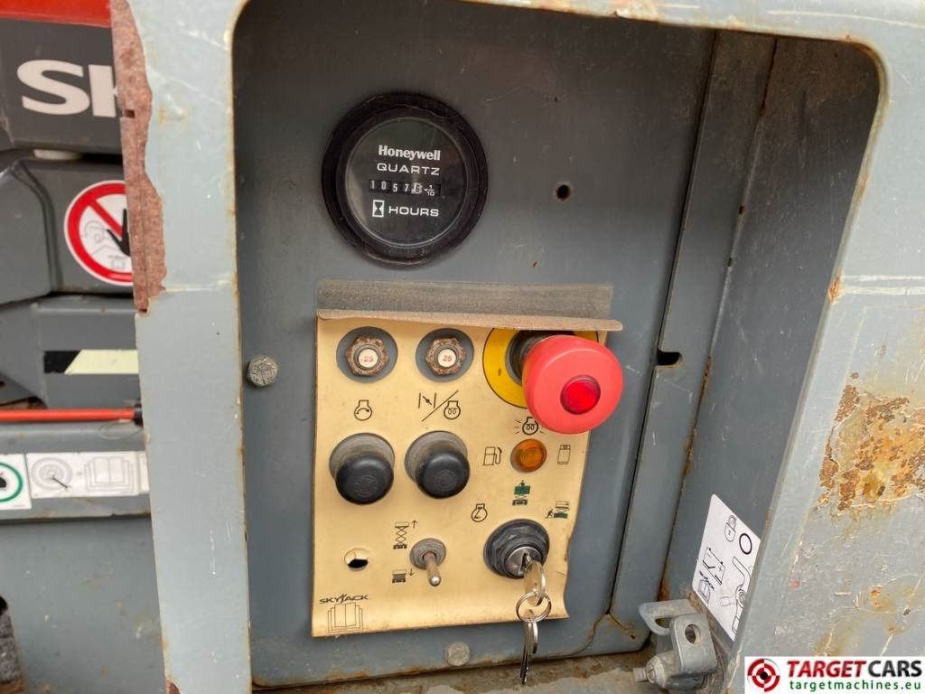 Scissor lift SkyJack SJ6826RT Diesel 4x4 Scissor Work Lift 992cm: picture 11