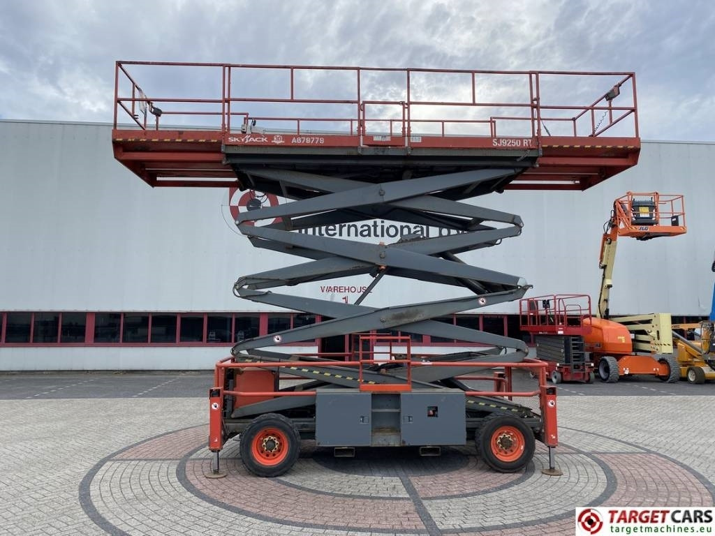 SkyJack SJ9250 RT Diesel 4x4 Scissor Work Lift 1720cm - Scissor lift: picture 5 SkyJack SJ9250 RT Diesel 4x4 Scissor Work Lift 1720cm - Scissor lift: picture 5