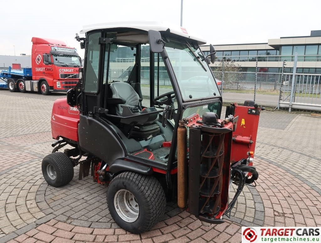Toro LT3340 3-Gang Hydro 4WD Cylinder Reel Mower - Garden mower: picture 5 Toro LT3340 3-Gang Hydro 4WD Cylinder Reel Mower - Garden mower: picture 5