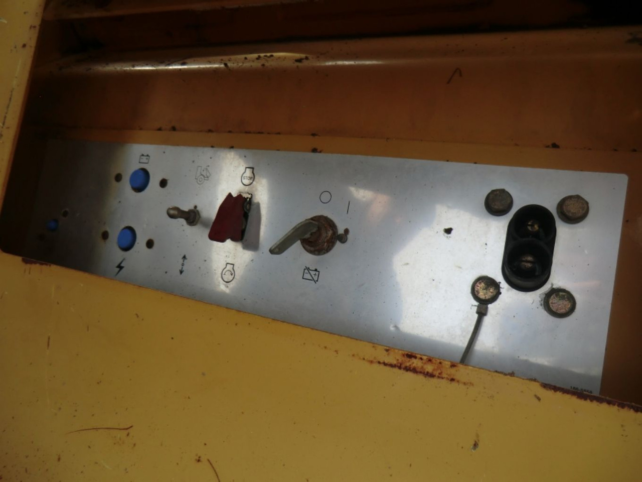 Caterpillar 735 Serbatotio olio idraulico, completo di porta batterie, quadro elettrico. - Hydraulic tank for Construction machinery: picture 1 Caterpillar 735 Serbatotio olio idraulico, completo di porta batterie, quadro elettrico. - Hydraulic tank for Construction machinery: picture 1