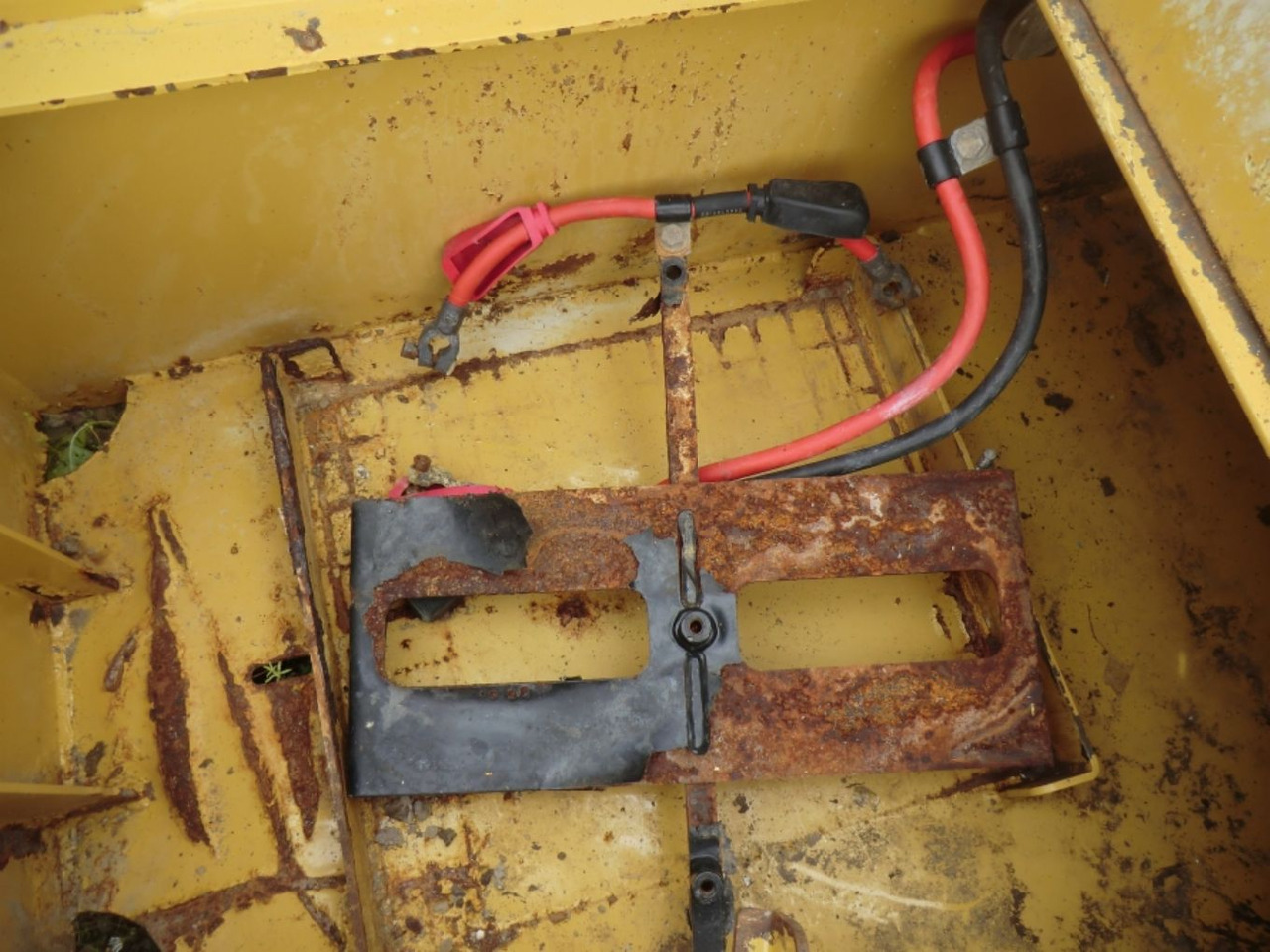 Caterpillar 735 Serbatotio olio idraulico, completo di porta batterie, quadro elettrico. - Hydraulic tank for Construction machinery: picture 5 Caterpillar 735 Serbatotio olio idraulico, completo di porta batterie, quadro elettrico. - Hydraulic tank for Construction machinery: picture 5