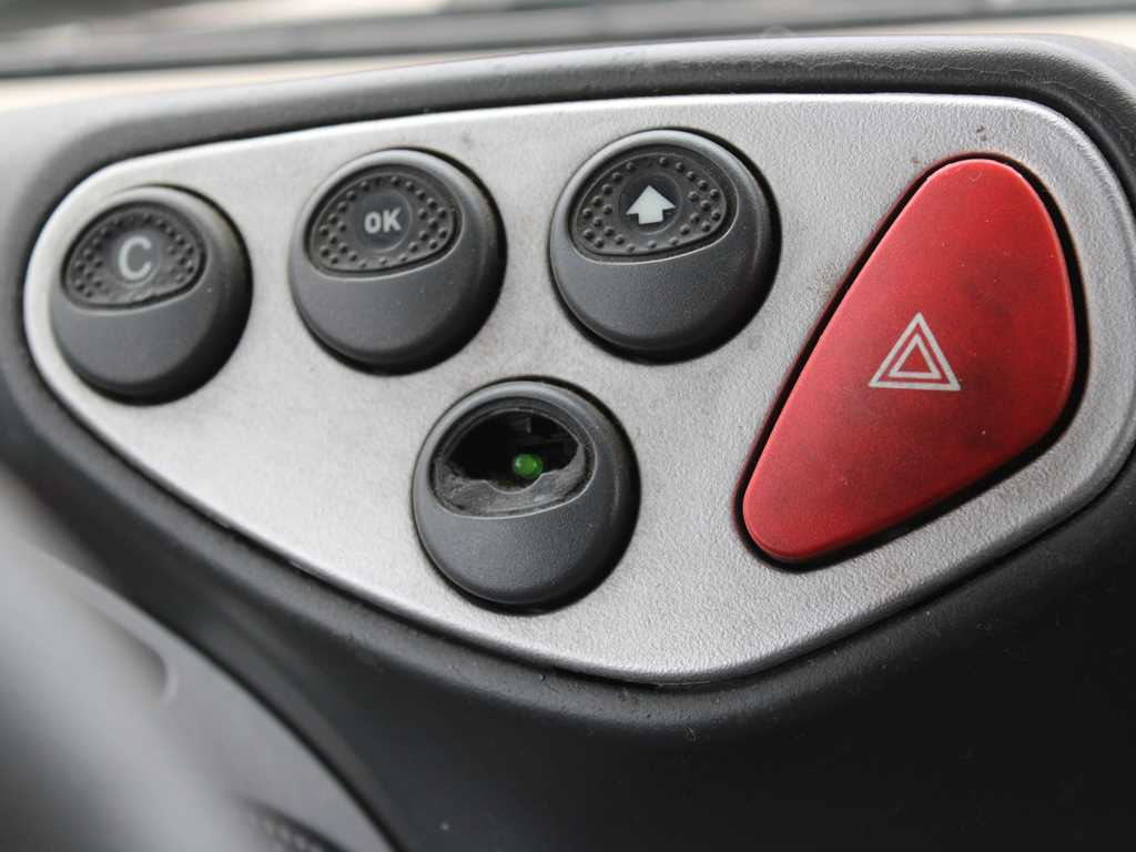 Curtainsider truck Iveco EUROCARGO ML 75 E 15, EURO 3, SLEEPING BODY: picture 11 Curtainsider truck Iveco EUROCARGO ML 75 E 15, EURO 3, SLEEPING BODY: picture 11