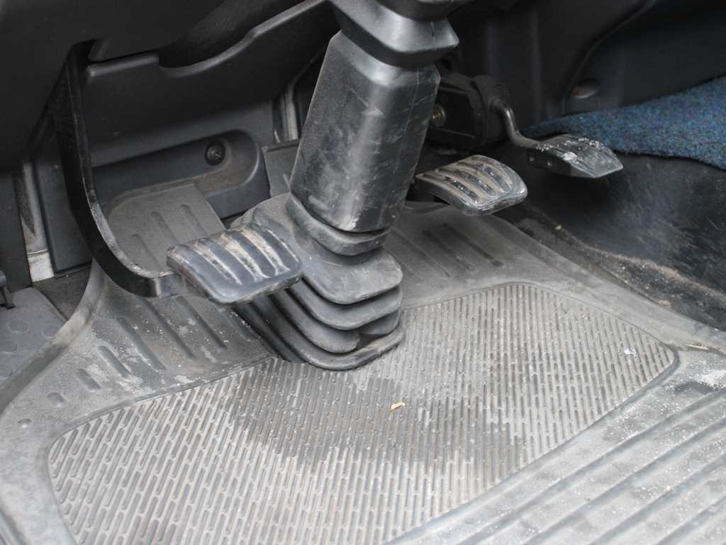 Curtainsider truck Iveco EUROCARGO ML 75 E 15, EURO 3, SLEEPING BODY: picture 8 Curtainsider truck Iveco EUROCARGO ML 75 E 15, EURO 3, SLEEPING BODY: picture 8