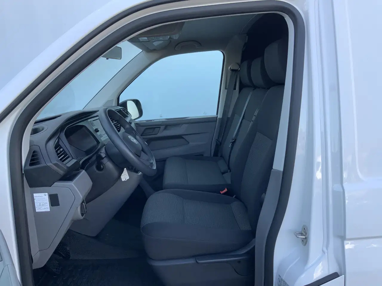 Volkswagen T6.1 Transporter 2.0 TDI L1H1 26 Economy Business Airco Cruise 3 Zi - Other machinery: picture 4 Volkswagen T6.1 Transporter 2.0 TDI L1H1 26 Economy Business Airco Cruise 3 Zi - Other machinery: picture 4