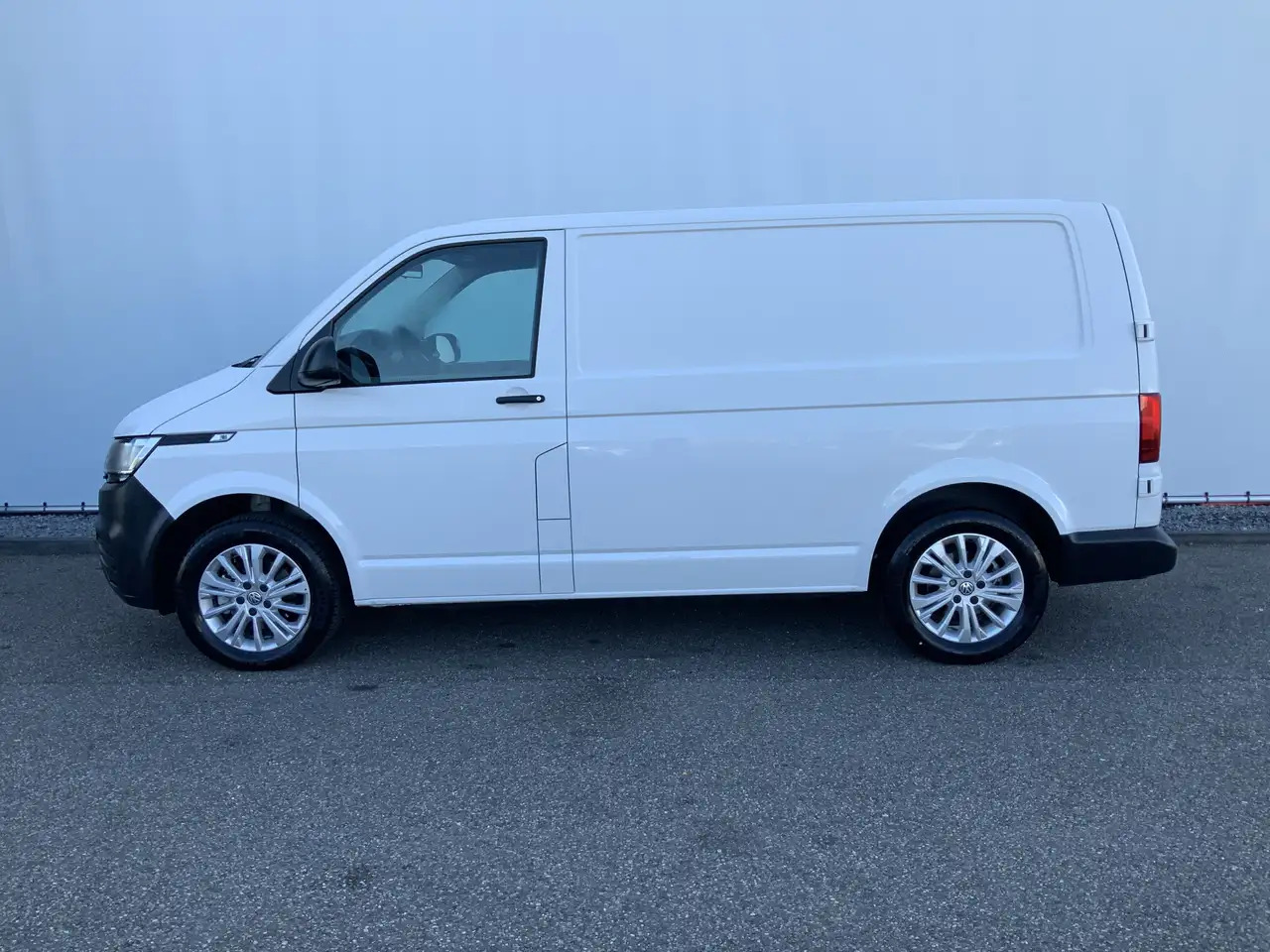 Volkswagen T6.1 Transporter 2.0 TDI L1H1 26 Economy Business Airco Cruise 3 Zi - Other machinery: picture 3 Volkswagen T6.1 Transporter 2.0 TDI L1H1 26 Economy Business Airco Cruise 3 Zi - Other machinery: picture 3