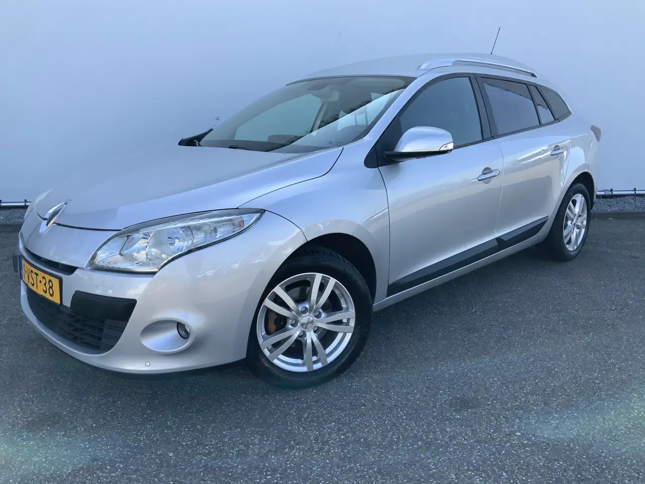 Renault Megane 1.5 dCi Expression Airco Navi Grijs Kenteken Euro - Car: picture 1 Renault Megane 1.5 dCi Expression Airco Navi Grijs Kenteken Euro - Car: picture 1