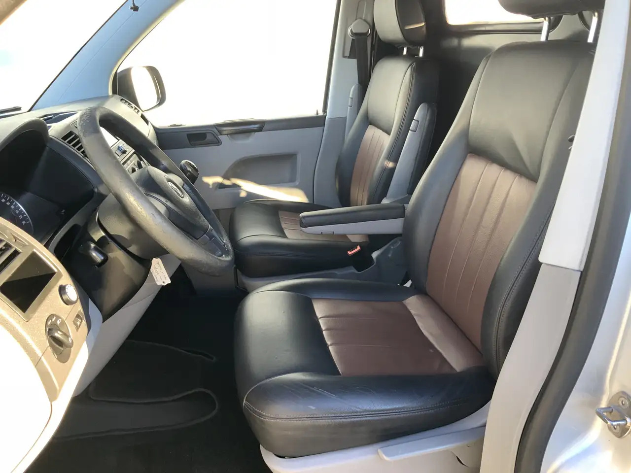 Volkswagen T5 Transporter 2.0 L1H2 Benzine Airco Navi Dub Schuifdeuren Leer - Panel van: picture 4 Volkswagen T5 Transporter 2.0 L1H2 Benzine Airco Navi Dub Schuifdeuren Leer - Panel van: picture 4