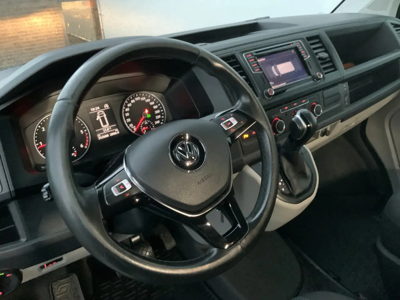 Volkswagen T6 Transporter 2.0 TDI L2H2 Highline Automaat Airco Cruise Navi A - Panel van: picture 5 Volkswagen T6 Transporter 2.0 TDI L2H2 Highline Automaat Airco Cruise Navi A - Panel van: picture 5