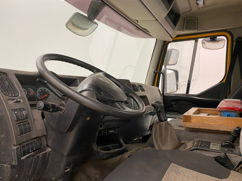 Cab chassis truck Renault Kerax 410 DXi - 8x4: picture 8