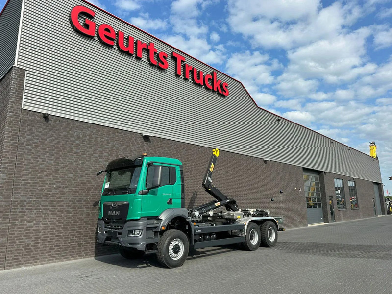 MAN TGS 33.480 6X6 HYVA LIFT 26-55-S HAAKARM / ABROLLKIPPER/ HOOKLIFT (NIEUWE/ NEU/ NEW) - Hook lift truck: picture 2 MAN TGS 33.480 6X6 HYVA LIFT 26-55-S HAAKARM / ABROLLKIPPER/ HOOKLIFT (NIEUWE/ NEU/ NEW) - Hook lift truck: picture 2