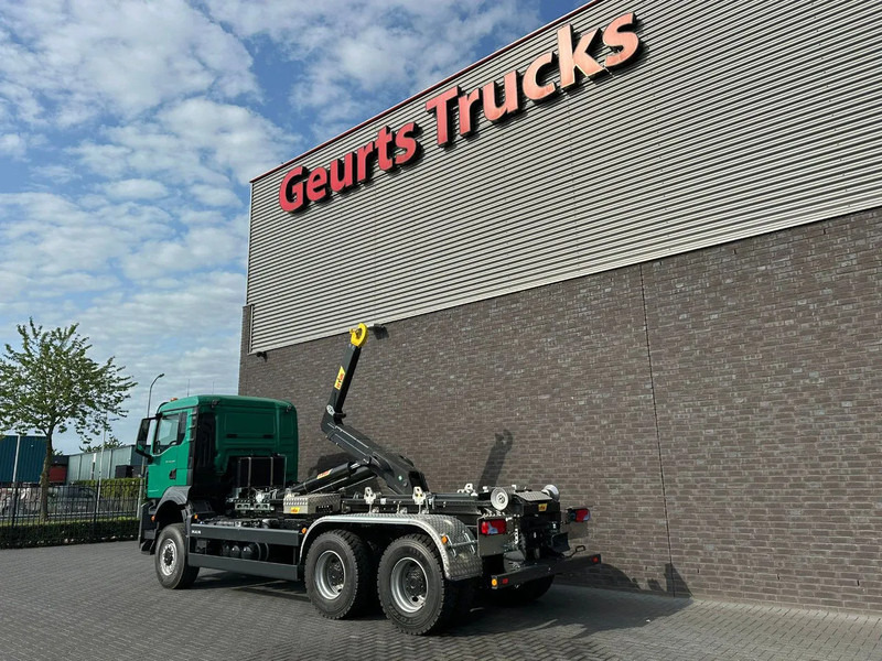 MAN TGS 33.480 6X6 HYVA LIFT 26-55-S HAAKARM / ABROLLKIPPER/ HOOKLIFT (NIEUWE/ NEU/ NEW) - Hook lift truck: picture 3 MAN TGS 33.480 6X6 HYVA LIFT 26-55-S HAAKARM / ABROLLKIPPER/ HOOKLIFT (NIEUWE/ NEU/ NEW) - Hook lift truck: picture 3