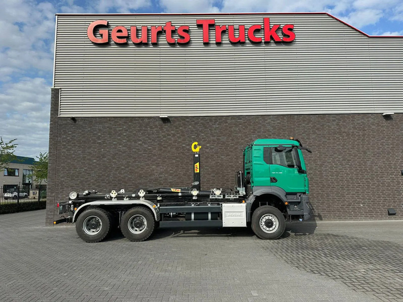 MAN TGS 33.480 6X6 HYVA LIFT 26-55-S HAAKARM / ABROLLKIPPER/ HOOKLIFT (NIEUWE/ NEU/ NEW) - Hook lift truck: picture 4 MAN TGS 33.480 6X6 HYVA LIFT 26-55-S HAAKARM / ABROLLKIPPER/ HOOKLIFT (NIEUWE/ NEU/ NEW) - Hook lift truck: picture 4