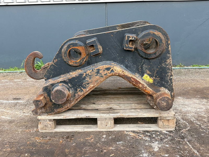 Caterpillar Quick Coupler CW70 for 374F - Quick coupler: picture 1 Caterpillar Quick Coupler CW70 for 374F - Quick coupler: picture 1