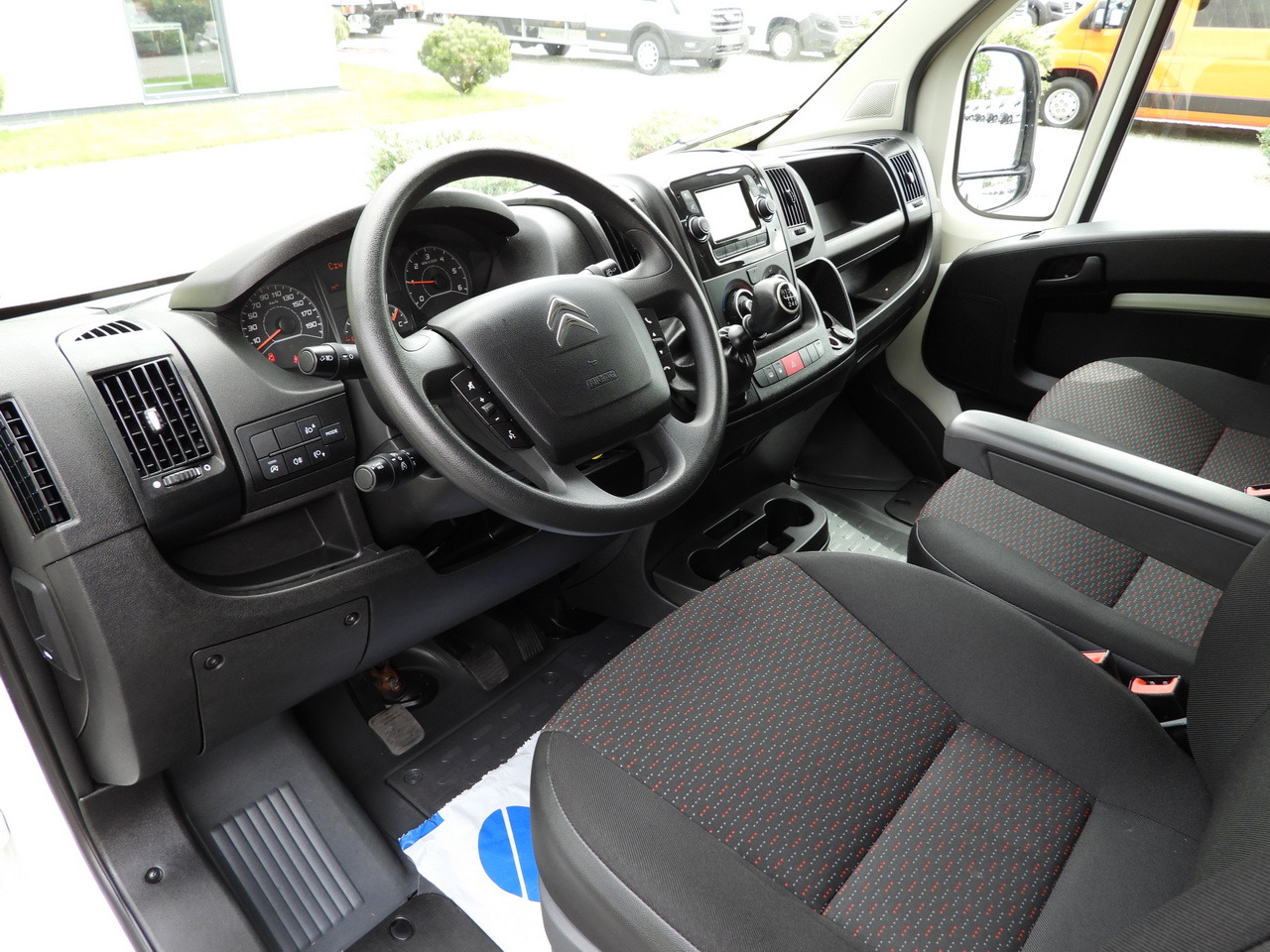 CITROEN JUMPER BOX LIFT 8 PALLETS CRUISE CONTROL NAVIGATION AIR CONDITIONING 165HP - Box van: picture 2 CITROEN JUMPER BOX LIFT 8 PALLETS CRUISE CONTROL NAVIGATION AIR CONDITIONING 165HP - Box van: picture 2