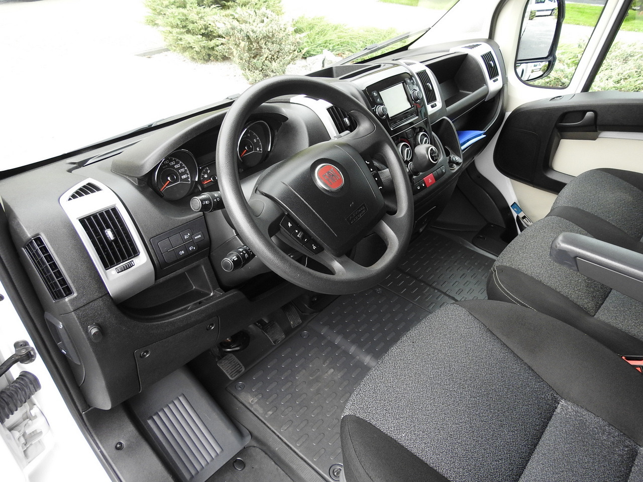 FIAT DUCATO BOX LIFT 8 PALLETS CRUISE CONTROL NAVIGATION AIR CONDITIONING LED LIGHTS 130HP - Box van: picture 2 FIAT DUCATO BOX LIFT 8 PALLETS CRUISE CONTROL NAVIGATION AIR CONDITIONING LED LIGHTS 130HP - Box van: picture 2