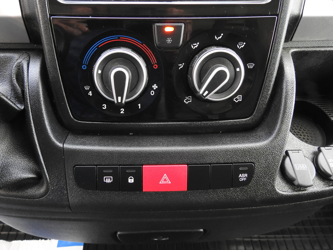 Box van FIAT DUCATO  BOX LIFT 8 PALLETS CRUISE CONTROL NAVIGATION LED LIGHTS AIR CONDITIONING  130HP: picture 34
