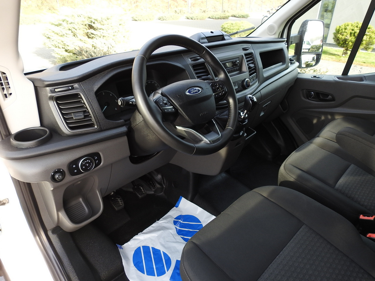 FORD TRANSIT BOX LIFT 8 PALLETS CRUISE CONTROL AIR CONDITIONING 130HP - Refrigerated van: picture 2 FORD TRANSIT BOX LIFT 8 PALLETS CRUISE CONTROL AIR CONDITIONING 130HP - Refrigerated van: picture 2