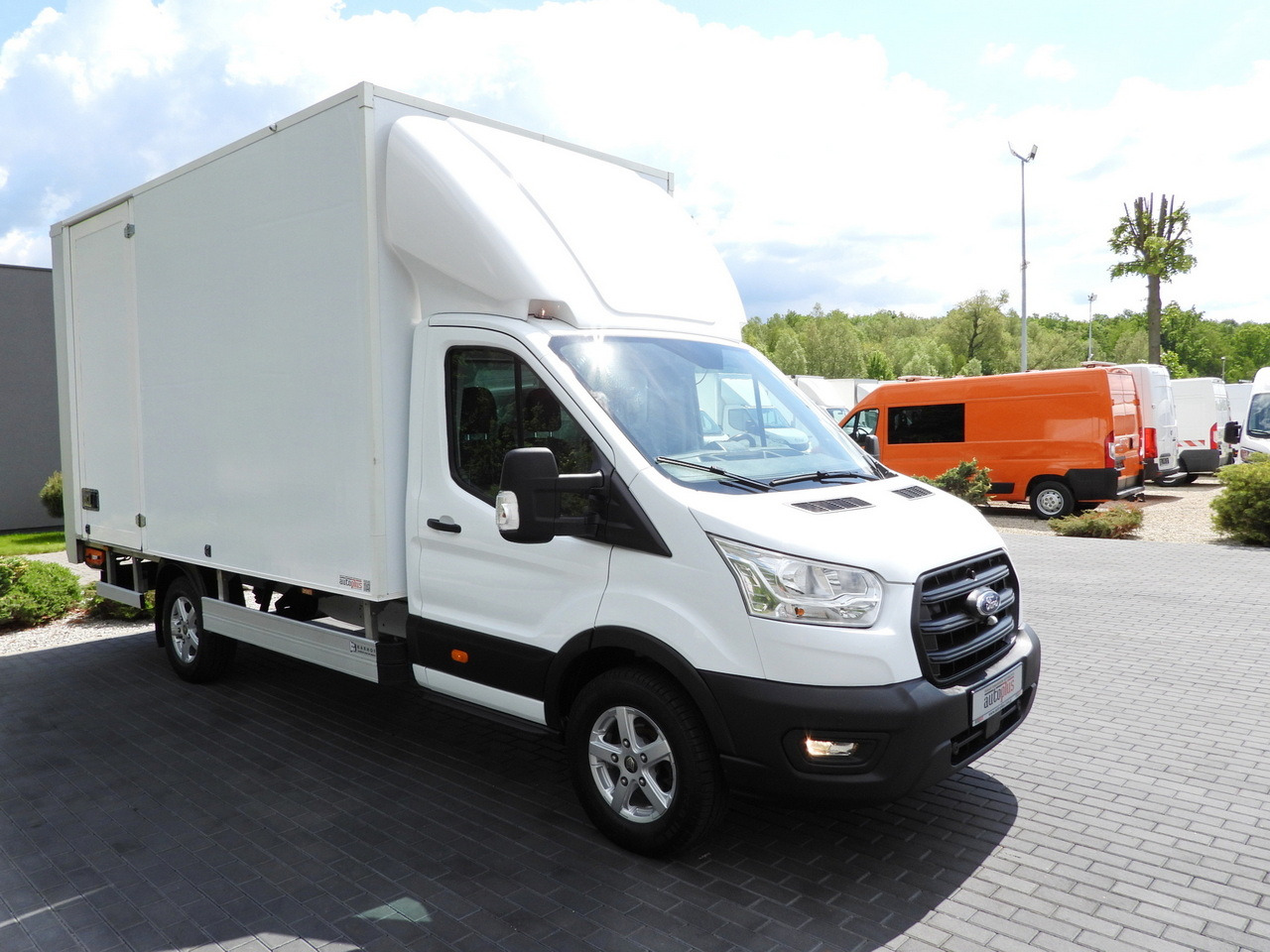 FORD TRANSIT  BOX LIFT 8 PALLETS CRUISE CONTROL LED LIGHTS AIR CONDITIONING  130HP - Box van: picture 4 FORD TRANSIT  BOX LIFT 8 PALLETS CRUISE CONTROL LED LIGHTS AIR CONDITIONING  130HP - Box van: picture 4