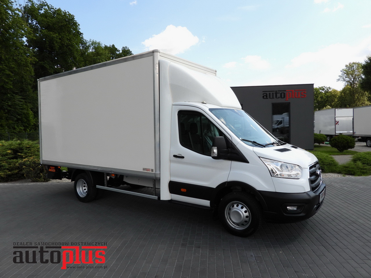 FORD TRANSIT BOX LIFT 8 PALLETS CRUISE CONTROL LED LIGHTS TWIN WHEELS AIR CONDITIONING 130HP - Box van: picture 1 FORD TRANSIT BOX LIFT 8 PALLETS CRUISE CONTROL LED LIGHTS TWIN WHEELS AIR CONDITIONING 130HP - Box van: picture 1