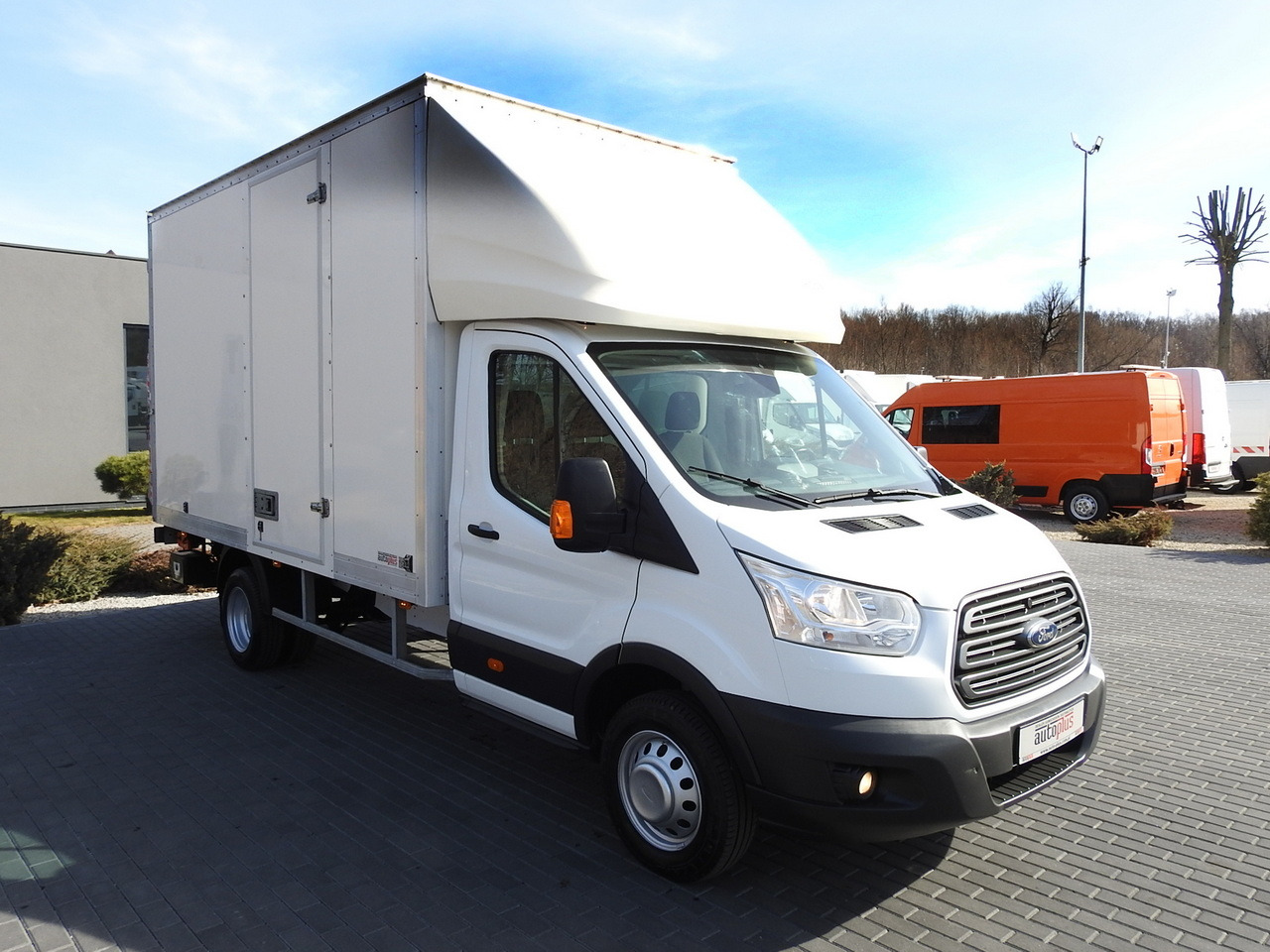 FORD TRANSIT BOX LIFT 8 PALLETS CRUISE CONTROL LED LIGHTS TWIN WHEELS AIR CONDITIONING 170HP - Box van: picture 4 FORD TRANSIT BOX LIFT 8 PALLETS CRUISE CONTROL LED LIGHTS TWIN WHEELS AIR CONDITIONING 170HP - Box van: picture 4