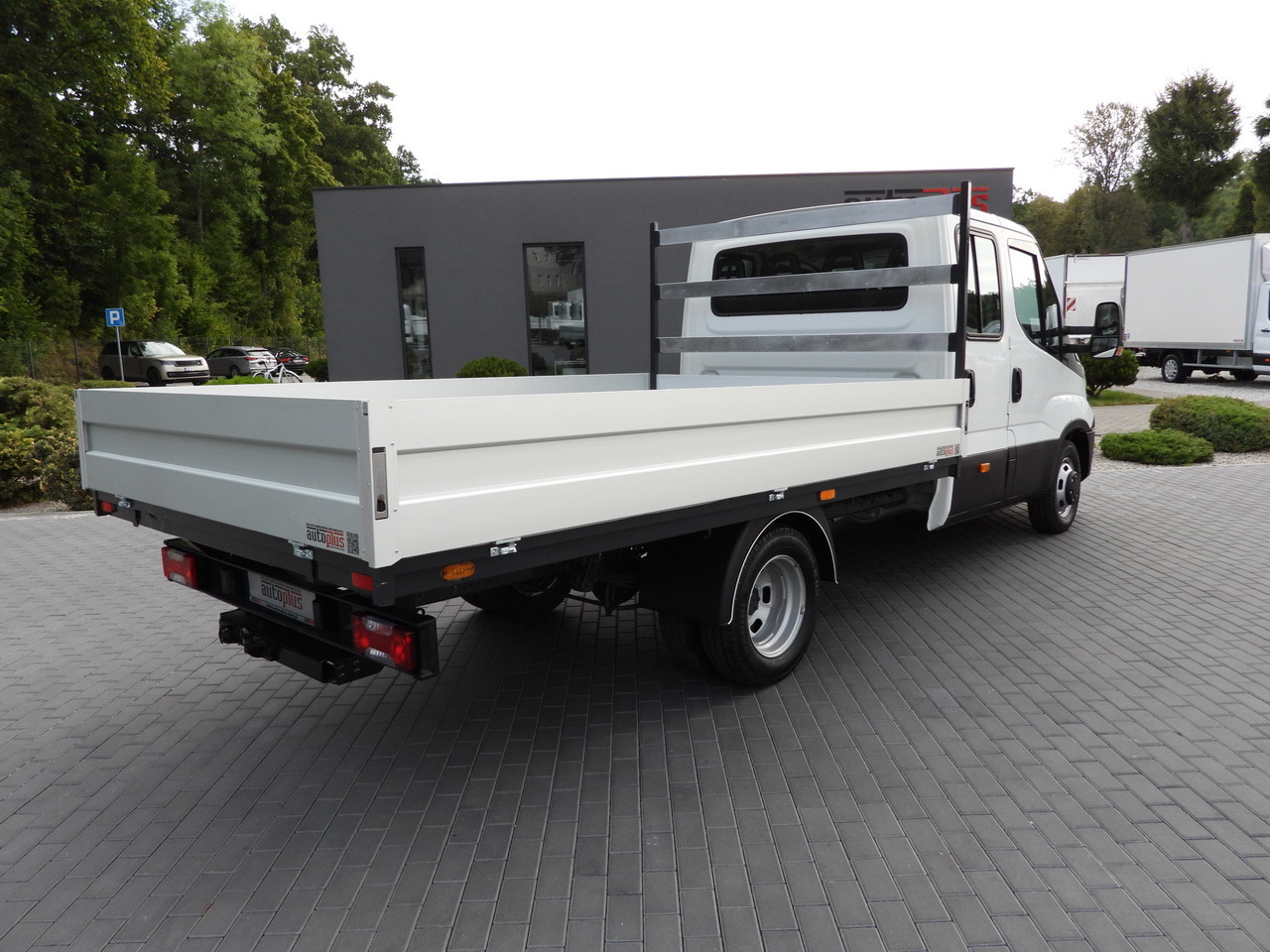 IVECO DAILY 35C17 STAKE BODY DOUBLE CABIN DOKA 7 SEATS CRUISE CONTROL TWIN WHEELS AIR CONDITIONING 170HP - Flatbed van: picture 3 IVECO DAILY 35C17 STAKE BODY DOUBLE CABIN DOKA 7 SEATS CRUISE CONTROL TWIN WHEELS AIR CONDITIONING 170HP - Flatbed van: picture 3