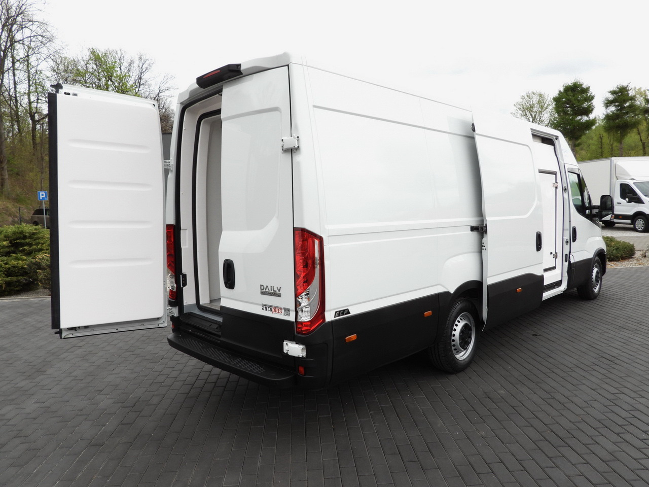 IVECO DAILY 35S14 REFRIGERATOR VAN 0*C POWER SUPPLY 230V CRUISE CONTROL AUTOMATIC TRANSMISSION HI-MATIC AIR CONDITIONING 140HP - Refrigerated van: picture 3 IVECO DAILY 35S14 REFRIGERATOR VAN 0*C POWER SUPPLY 230V CRUISE CONTROL AUTOMATIC TRANSMISSION HI-MATIC AIR CONDITIONING 140HP - Refrigerated van: picture 3