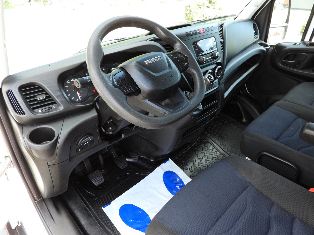 IVECO DAILY 35S14 STAKE BODY DOUBLE CABIN DOKA 7 SEATS CRUISE CONTROL AIR CONDITIONING 135HP - Combi van: picture 2 IVECO DAILY 35S14 STAKE BODY DOUBLE CABIN DOKA 7 SEATS CRUISE CONTROL AIR CONDITIONING 135HP - Combi van: picture 2