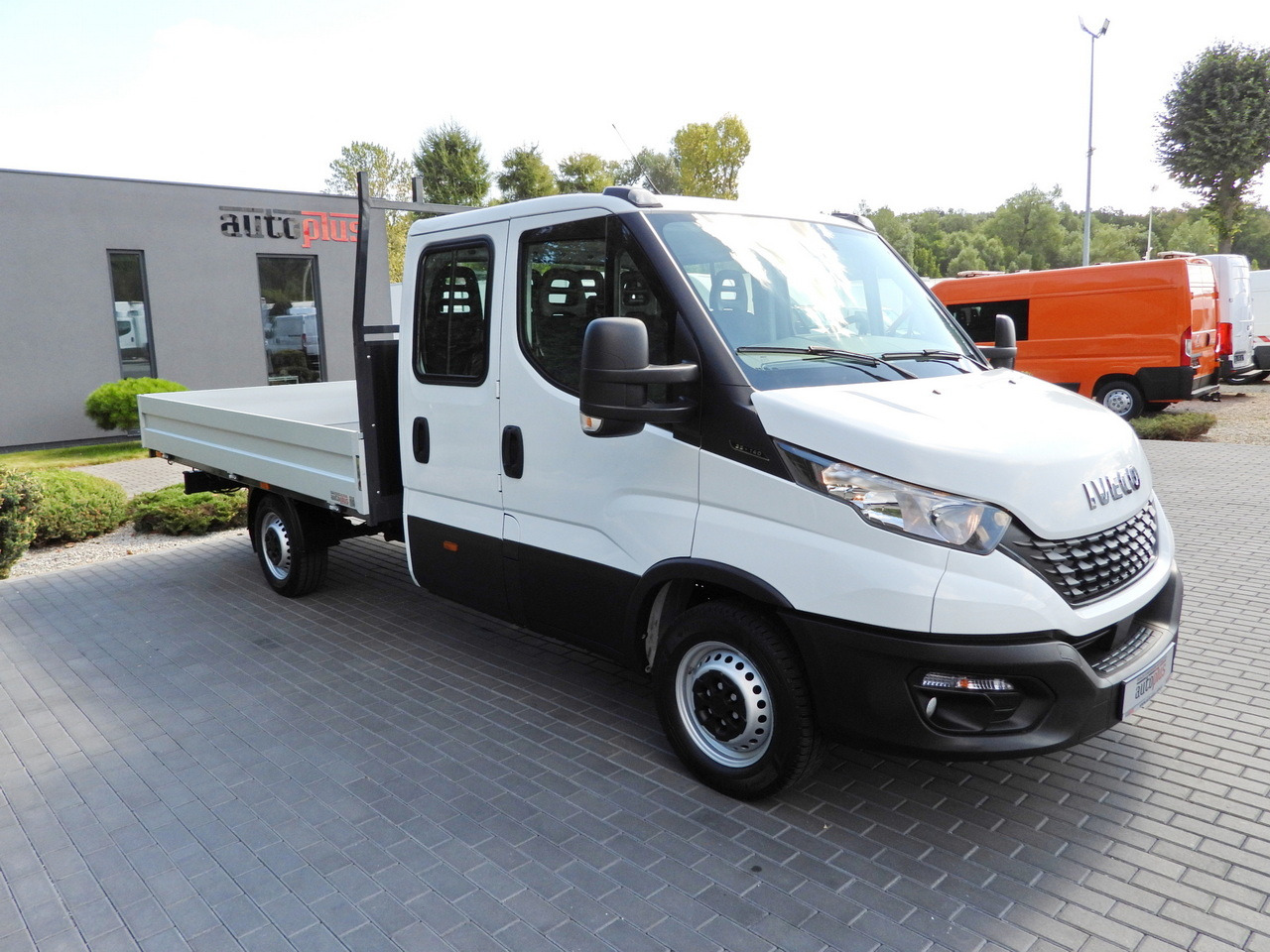 IVECO DAILY 35S14 STAKE BODY DOUBLE CABIN DOKA 7 SEATS CRUISE CONTROL AIR CONDITIONING 135HP - Flatbed van: picture 4 IVECO DAILY 35S14 STAKE BODY DOUBLE CABIN DOKA 7 SEATS CRUISE CONTROL AIR CONDITIONING 135HP - Flatbed van: picture 4