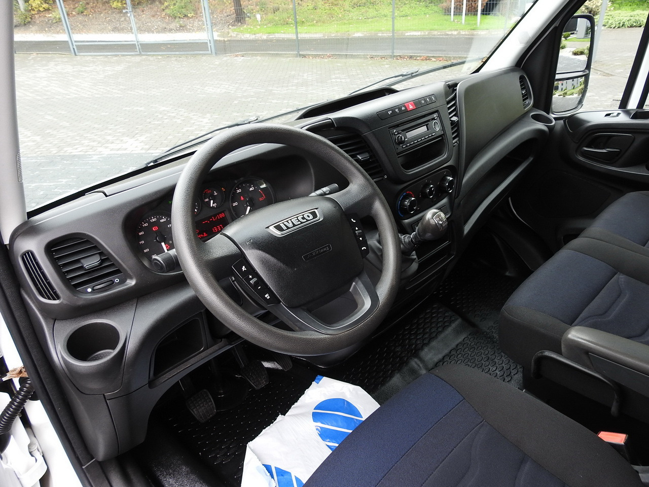 IVECO DAILY 35S15 STAKE BODY DOUBLE CABIN DOKA 7 SEATS AIR CONDITIONING 150HP - Flatbed van: picture 2 IVECO DAILY 35S15 STAKE BODY DOUBLE CABIN DOKA 7 SEATS AIR CONDITIONING 150HP - Flatbed van: picture 2